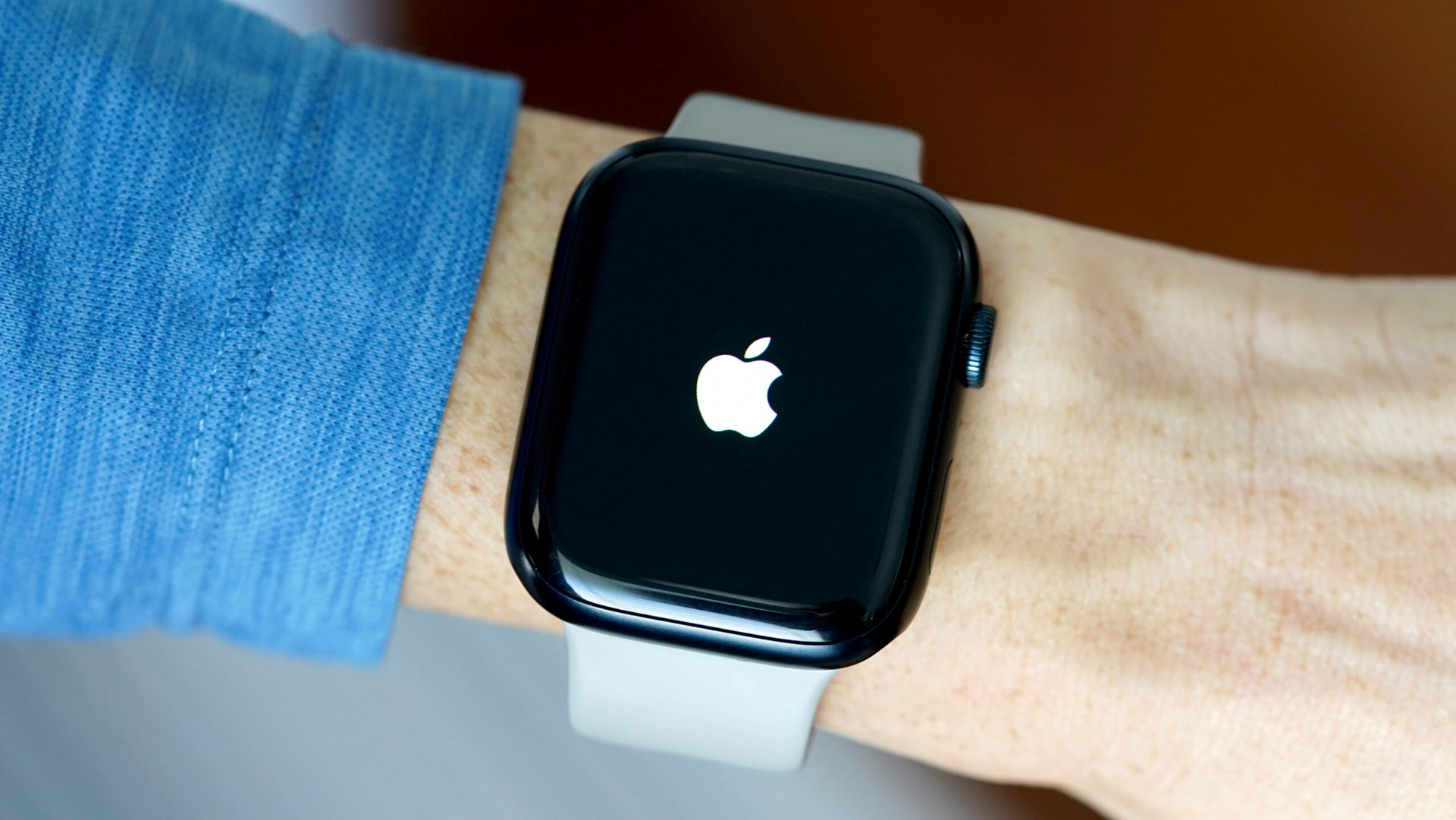 An Apple Watch displays the Apple logo.