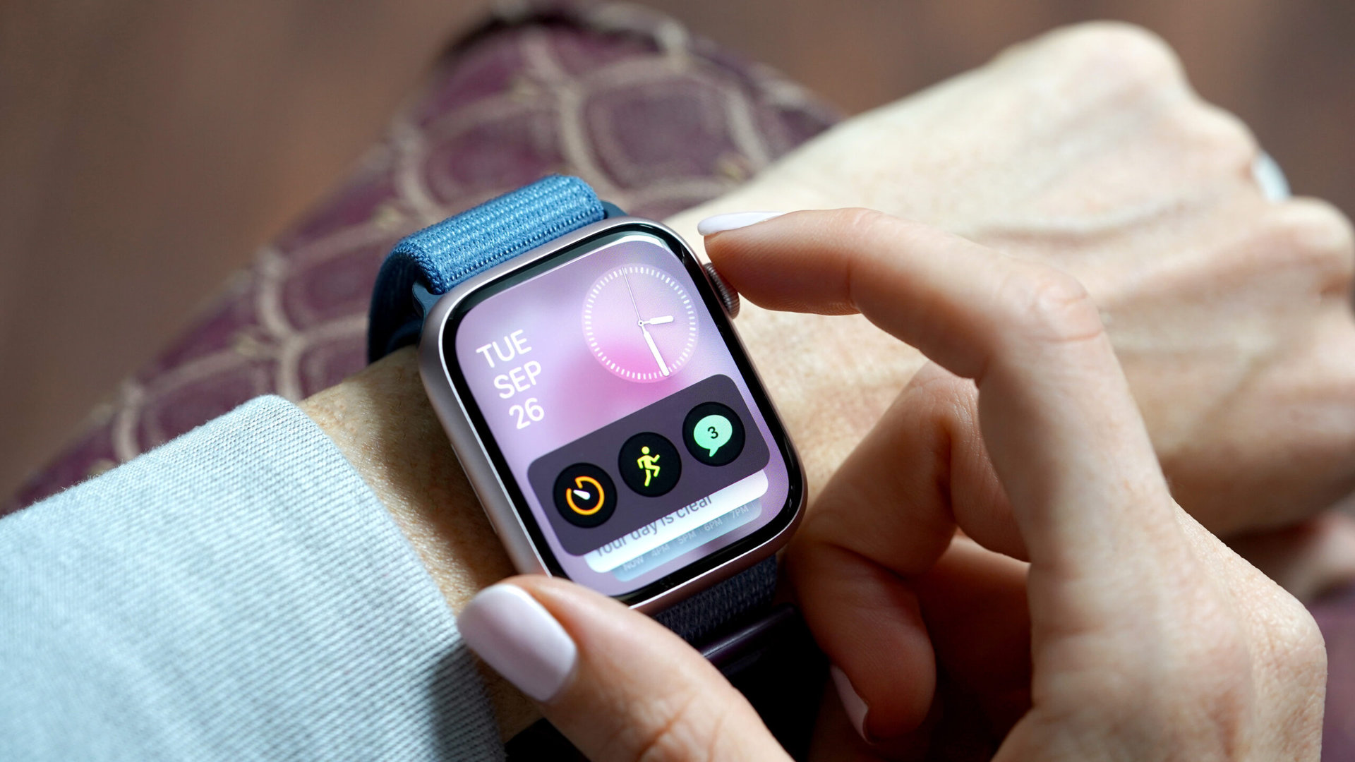 An Apple Watch Series 9 user review their Smart Stack widgets.