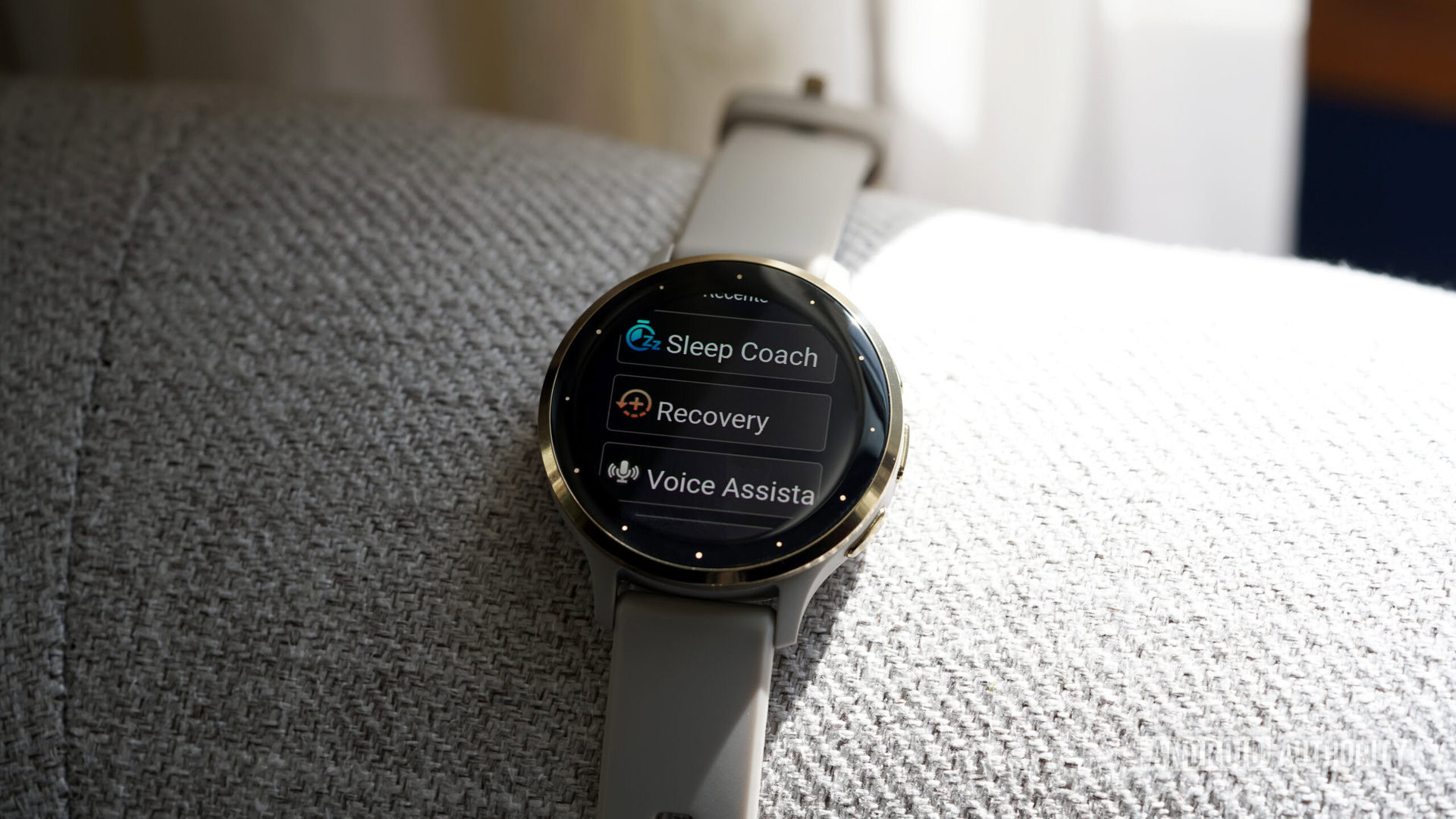 Um Garmin Venu 3 exibe o menu Recentes do usuário, incluindo widgets Sleep Coach Recovery e Recovery.