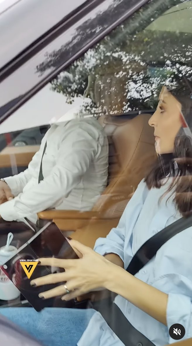 OnePlus Open Being Used by Anushka Sharma in car (3)