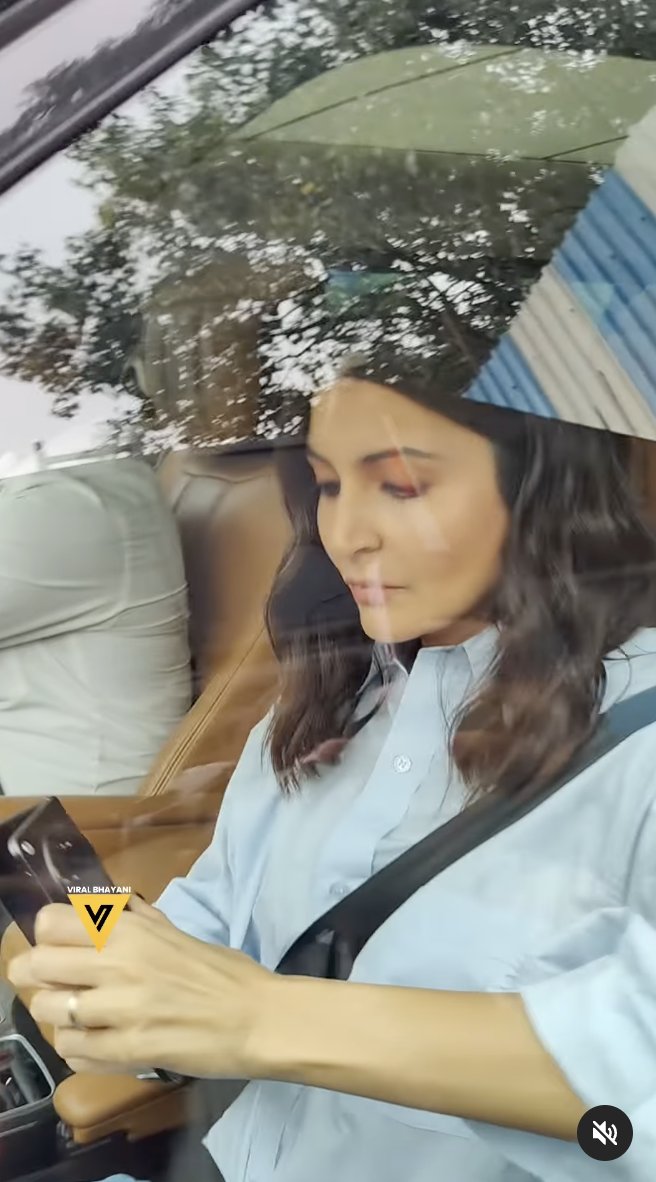 OnePlus Open Being Used by Anushka Sharma in car (4)