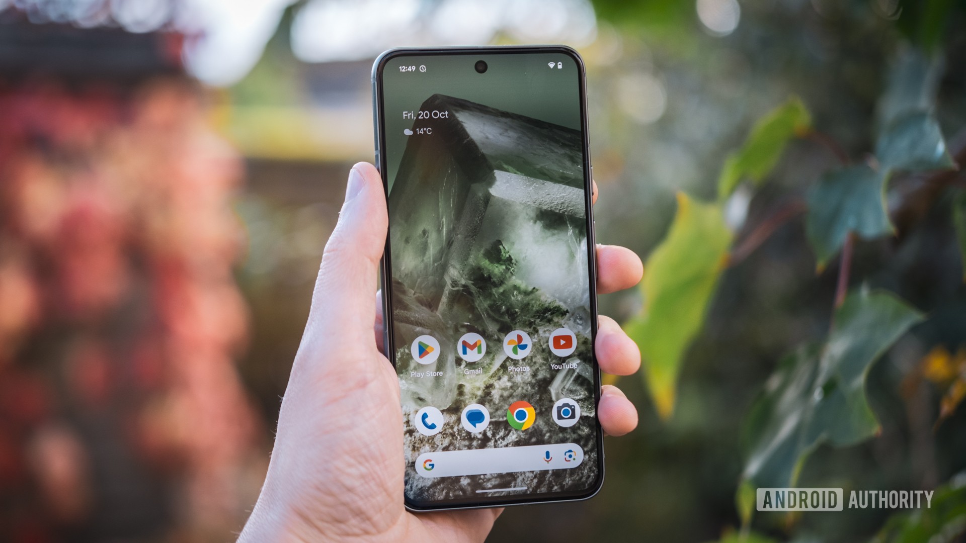 Pantalla de inicio de Google Pixel 8 en la mano al aire libre