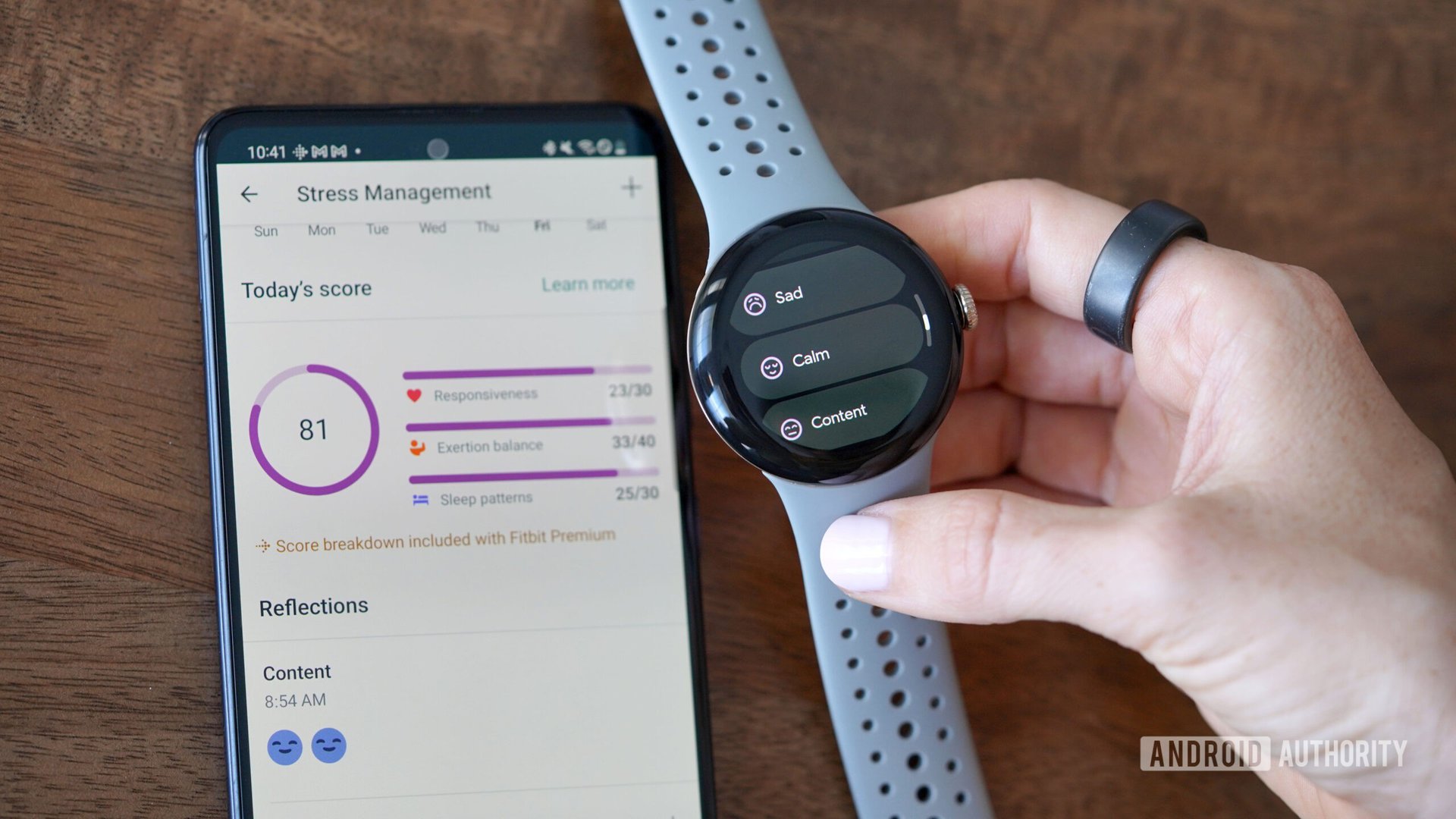 Používateľ Google Pixel Watch 2 zaznamenáva svoju náladu.