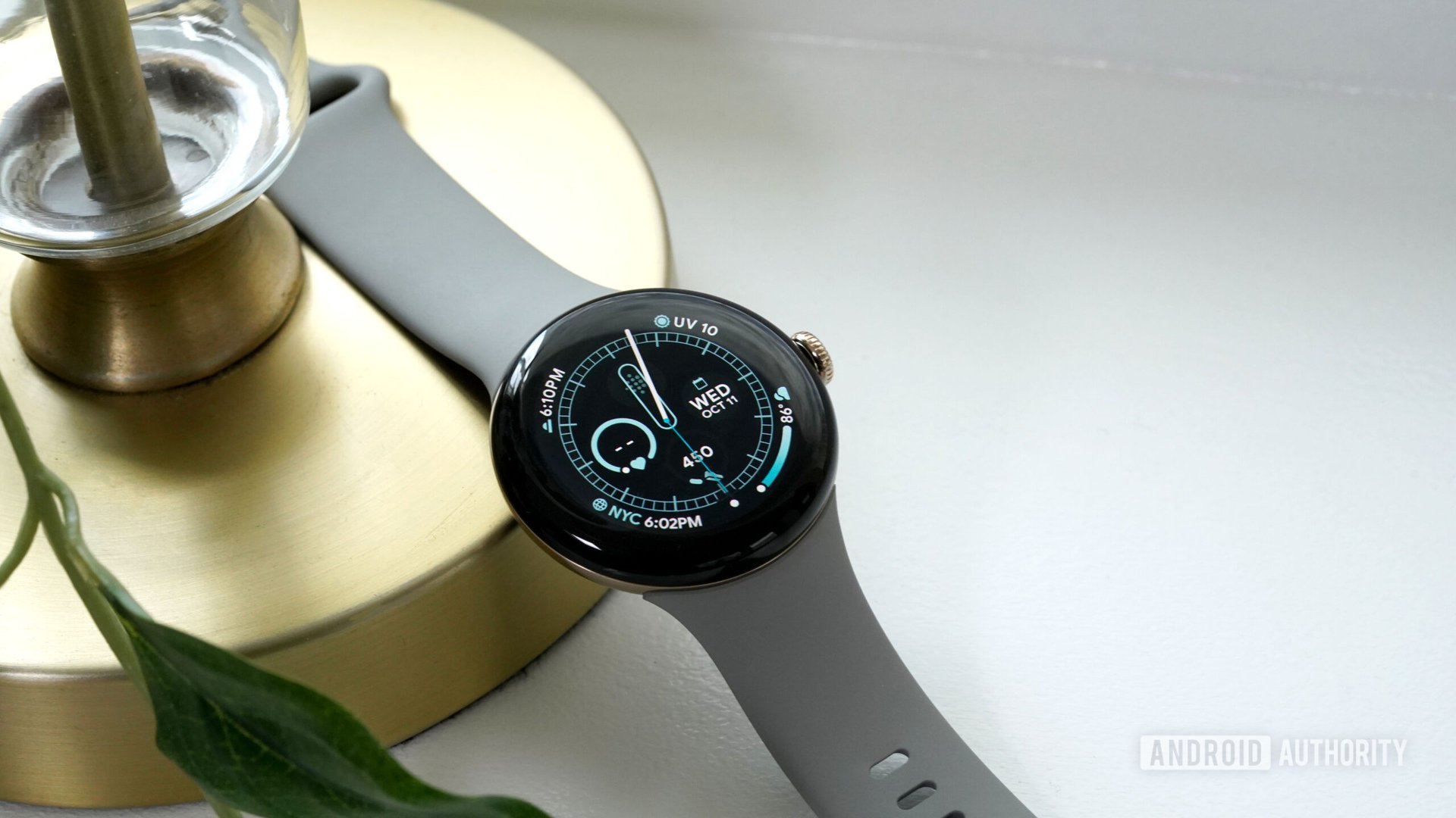 Un Google Pixel Watch 2 muestra la esfera del reloj.