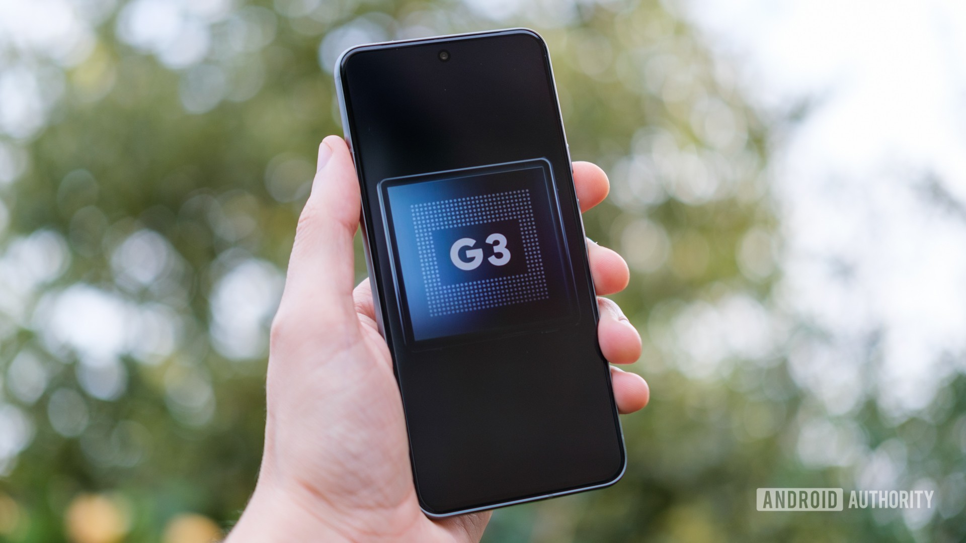 Google Tensor G3 logo Pixel 8 in hand