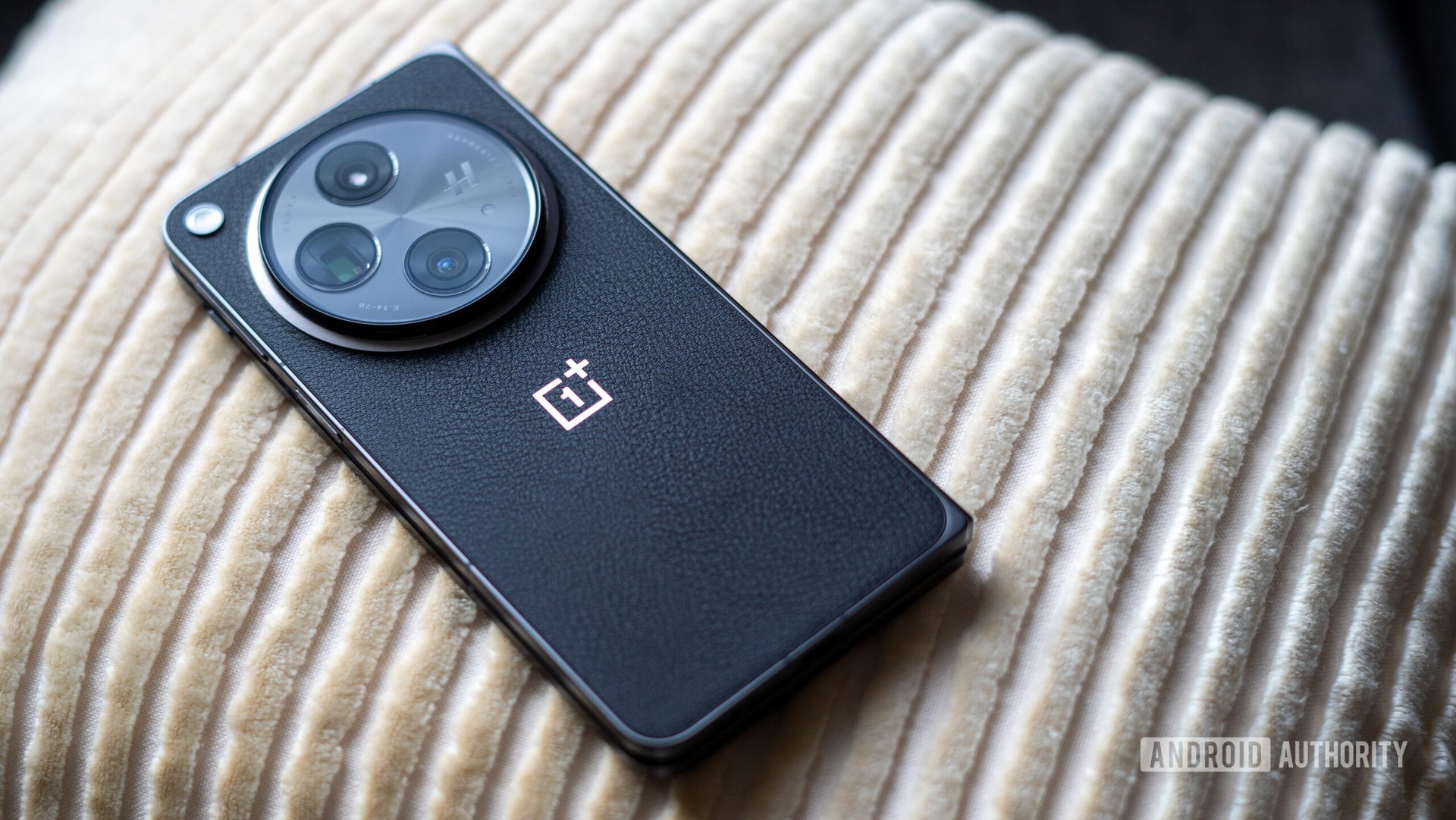 OnePlus Open umieszczony na poduszce