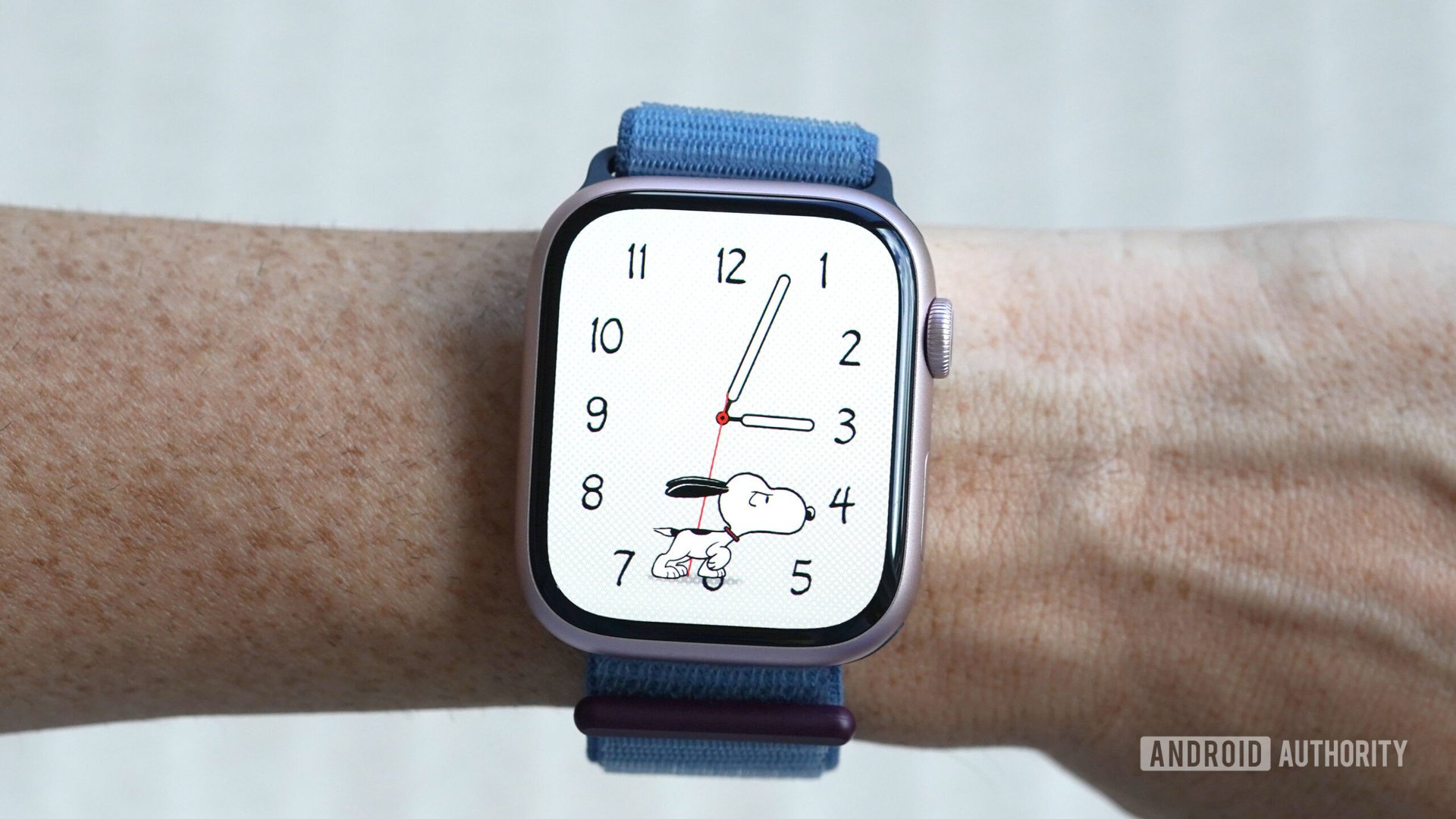 apple watch series 9 snoopy pointing