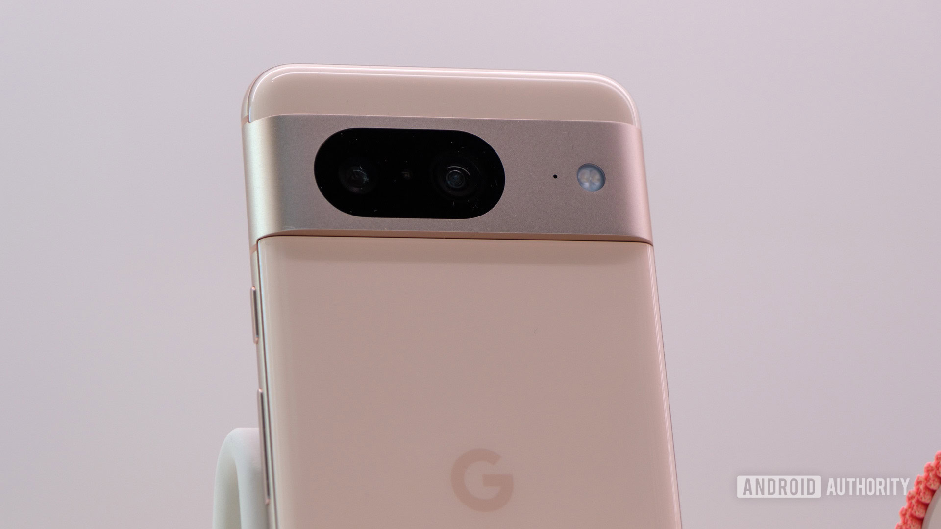 google pixel 8 camera bar