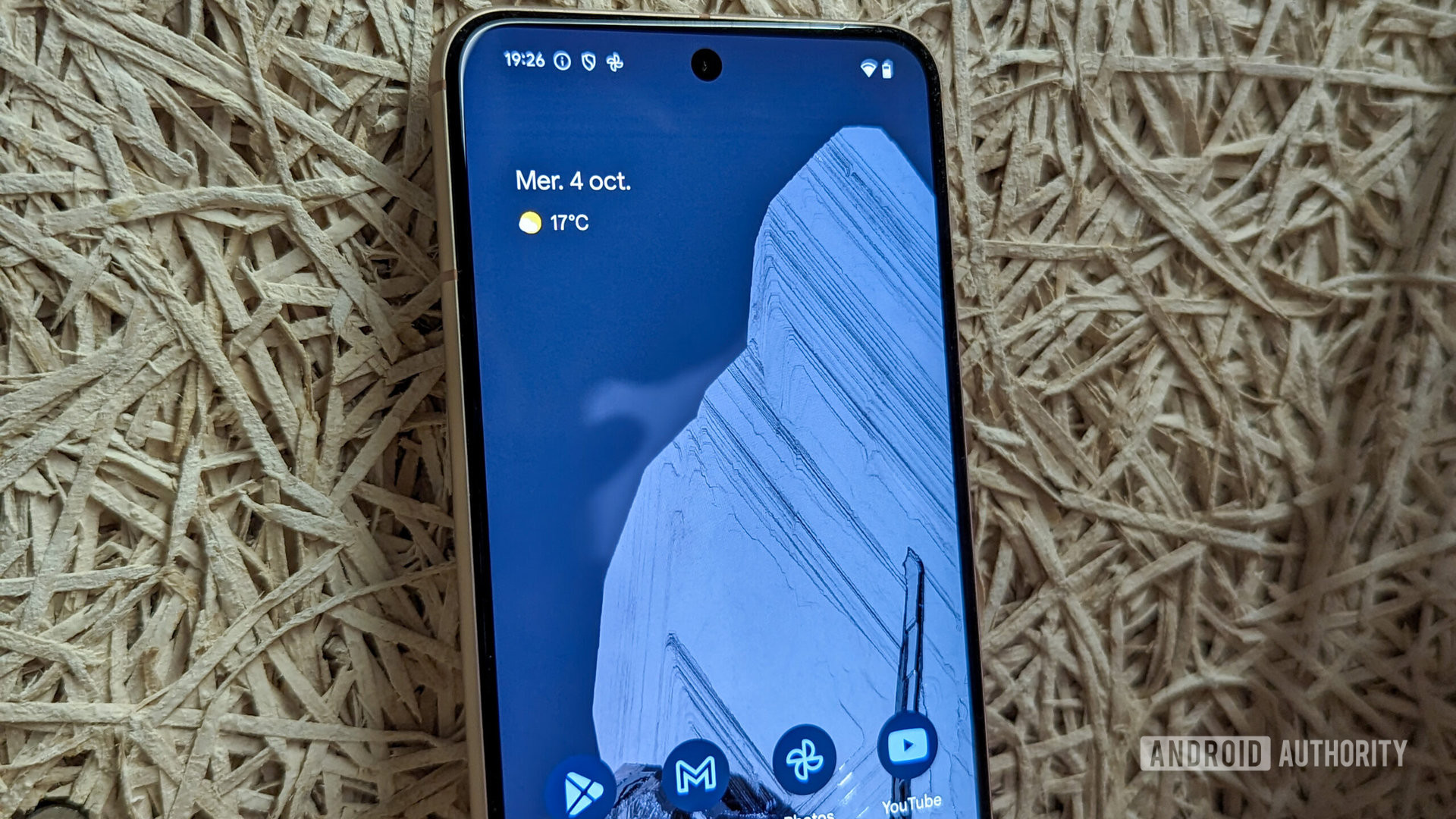 google pixel 8 front display homescreen 1