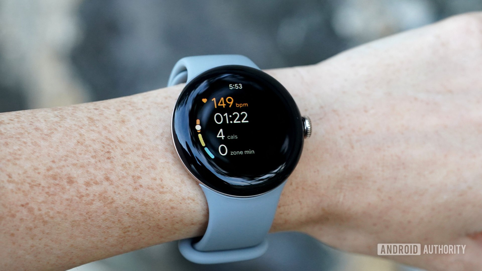 Un Google Pixel Watch 2 muestra las zonas de frecuencia cardíaca de un usuario durante un entrenamiento.