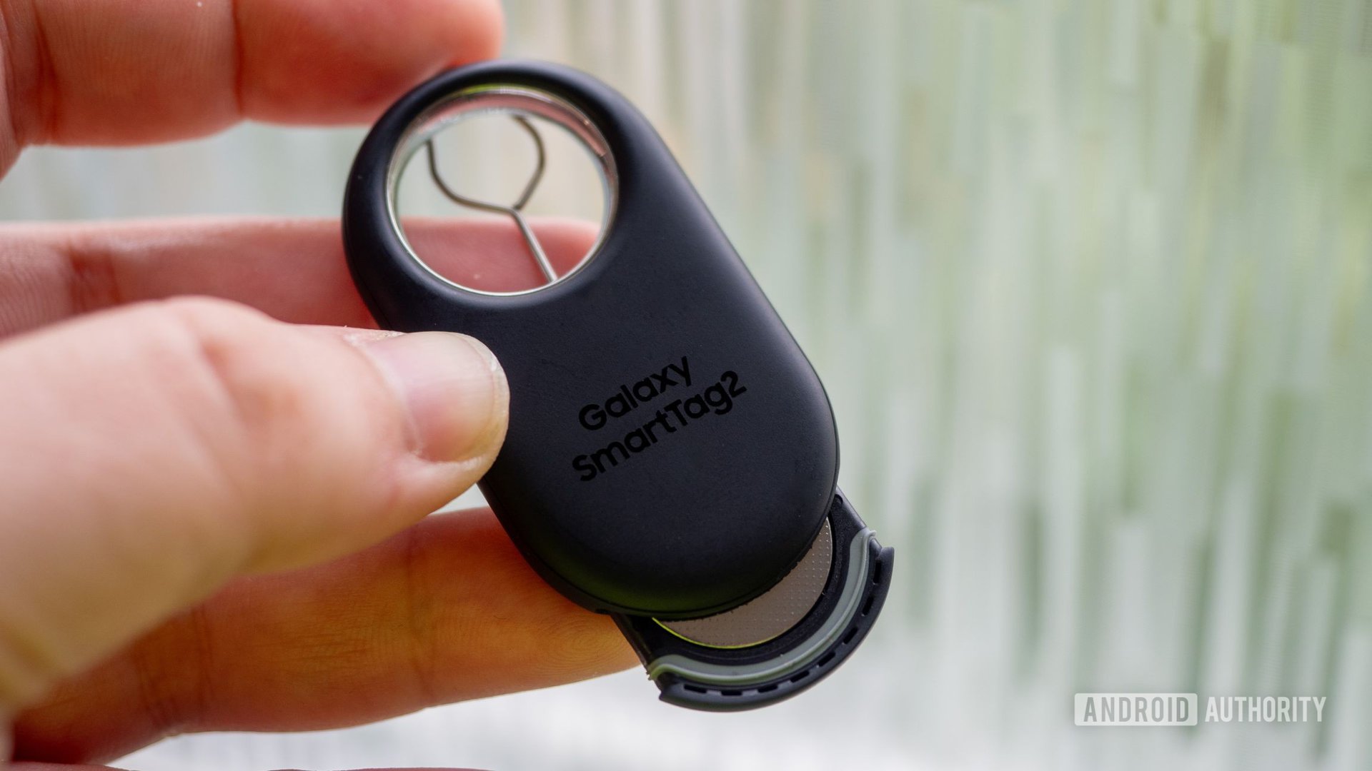 samsung smarttag 2 battery ejector in hand