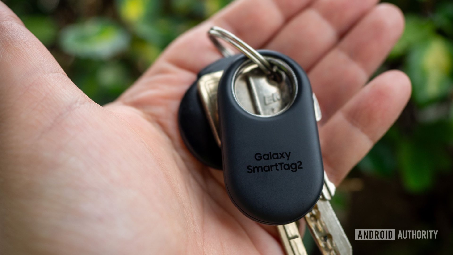 samsung smarttag 2 in hand keys 2