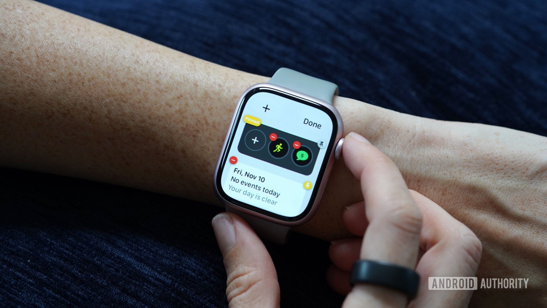 Użytkownik dostosowuje swój Apple Watch Series 9 Smart Stay