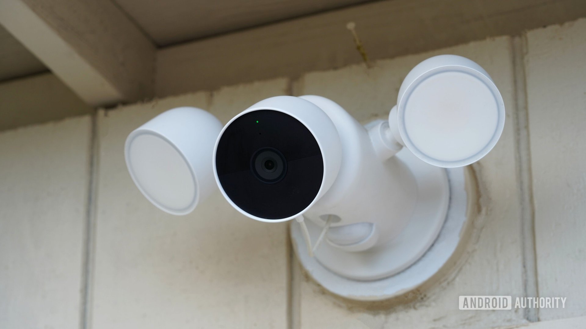 Hay una Google Nest Cam con Floodlight adjunta a un cobertizo.