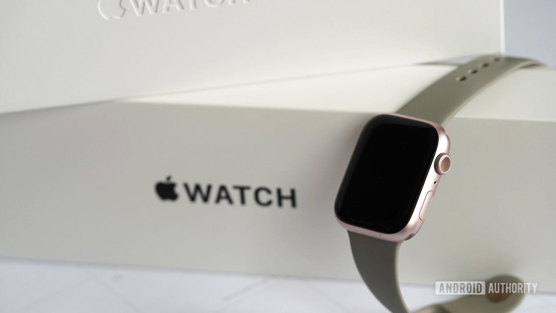 Un Apple Watch Series 9 descansa entre cajas de relojes.