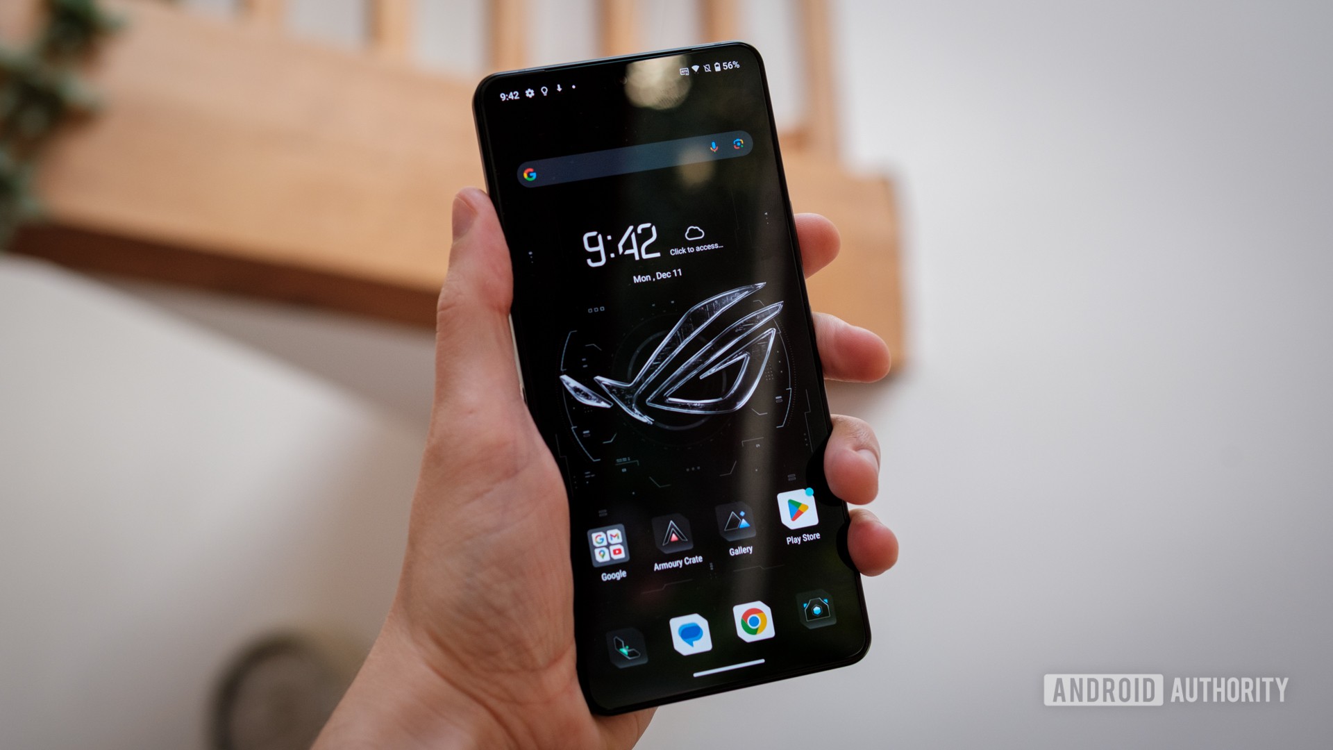 Pantalla de inicio del ASUS ROG Phone 8 en la mano