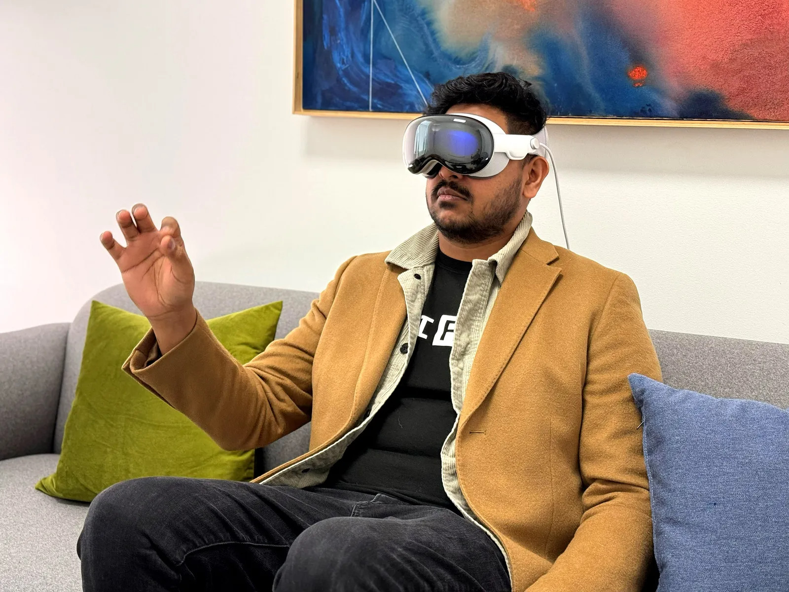 Wired's Julian Chokkattu trying the Vision Pro.