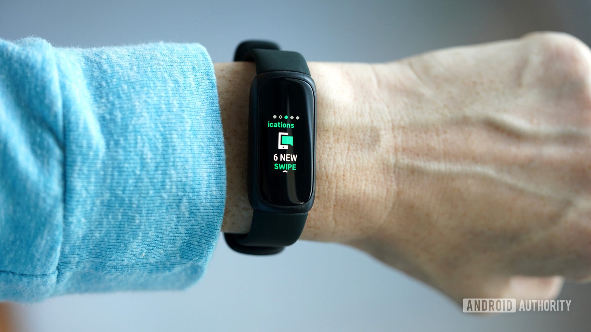 Un Fitbit Inspire 3 affiche les notifications des utilisateurs.