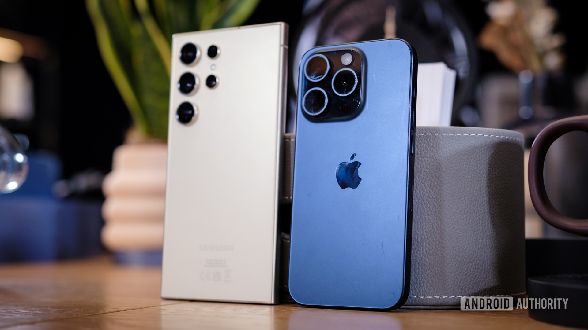 Samsung Galaxy S24 Ultra vs Apple iPhone 15 Pro respalda de pie