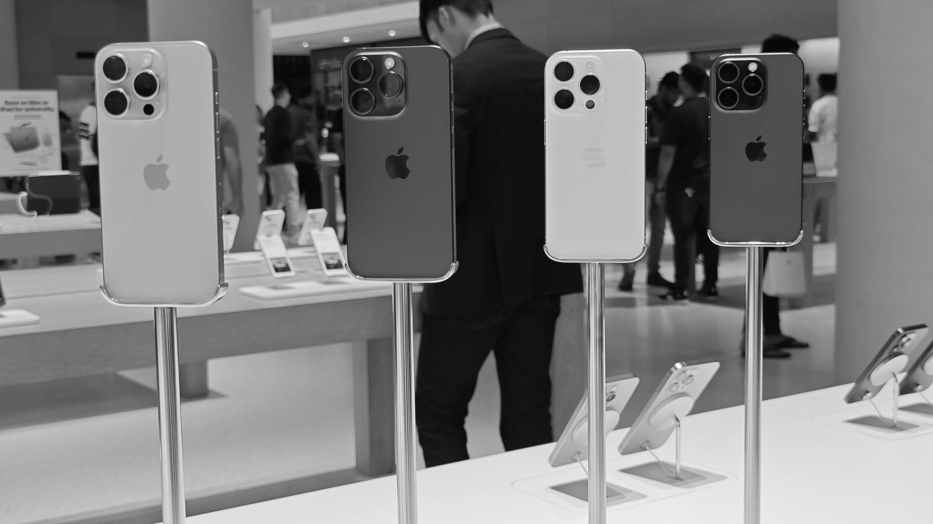 iPhones in store black and white