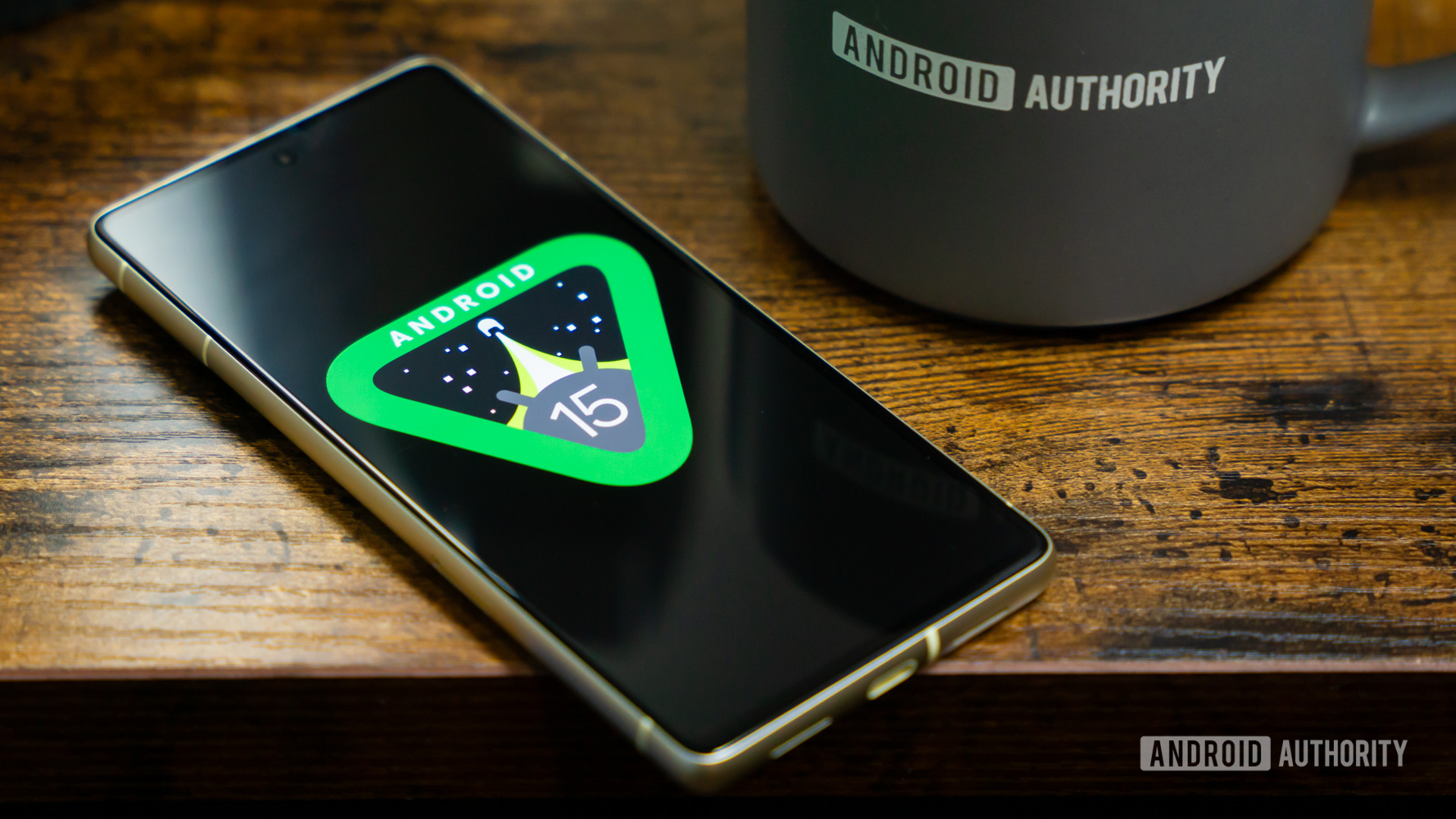 Logotipo de Android 15 en un teléfono inteligente colocado en el mostrador foto de stock (1)