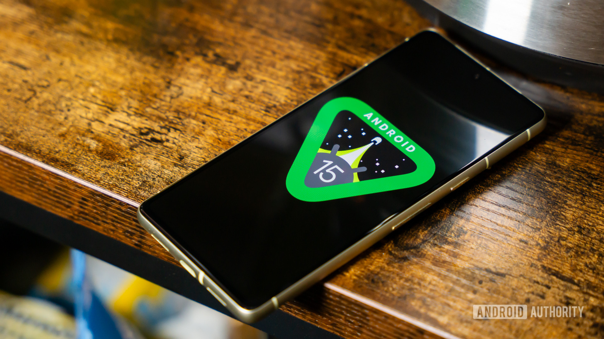 Logotipo de Android 15 en el teléfono inteligente en el mostrador foto de stock (10)