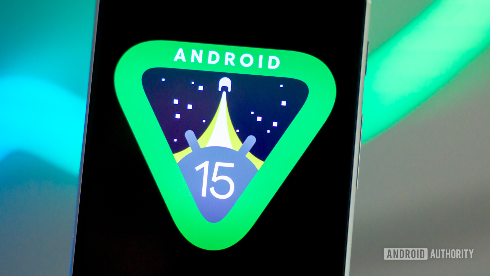 Android 15 logo on smartphone with light strip in background stock photo (13)