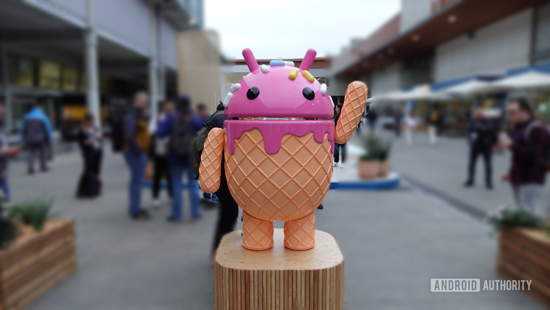 Estatua de Android Google Booth MWC 2024