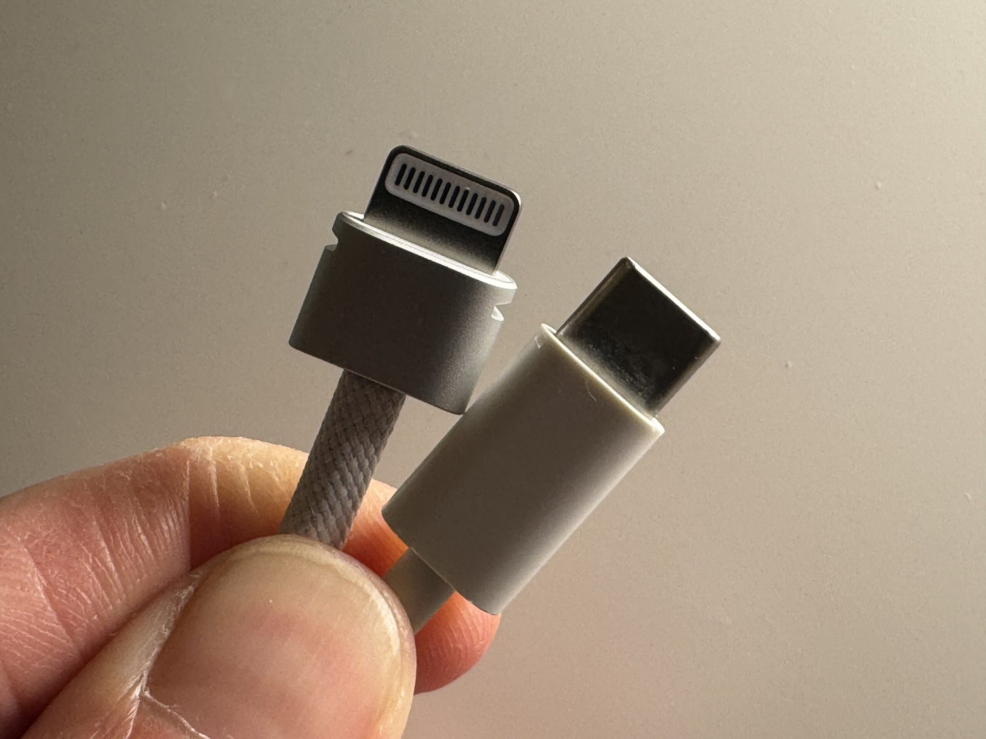 Conector Lightning Apple Vision Pro versus conector USB C normal