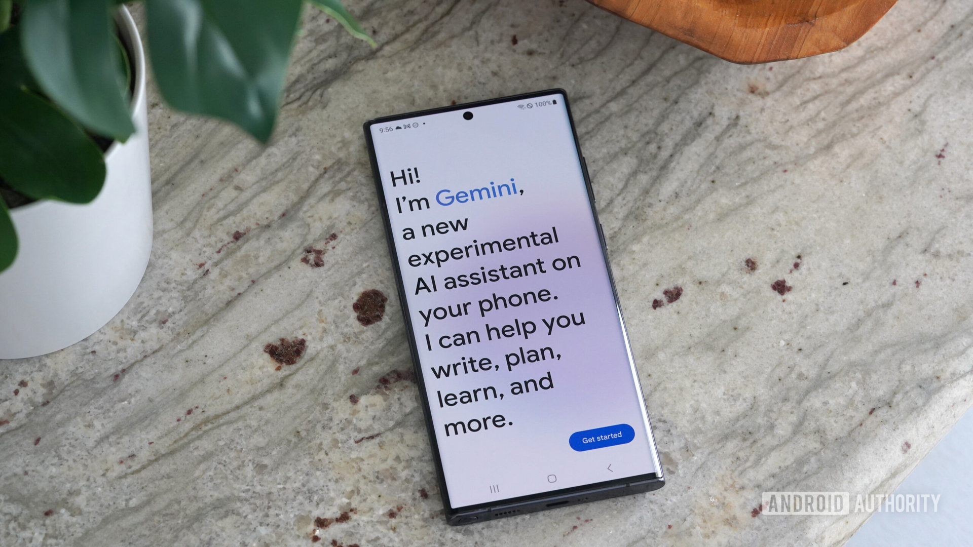 Приложение Google Gemini открывается с приветствием от нового помощника с искусственным интеллектом.