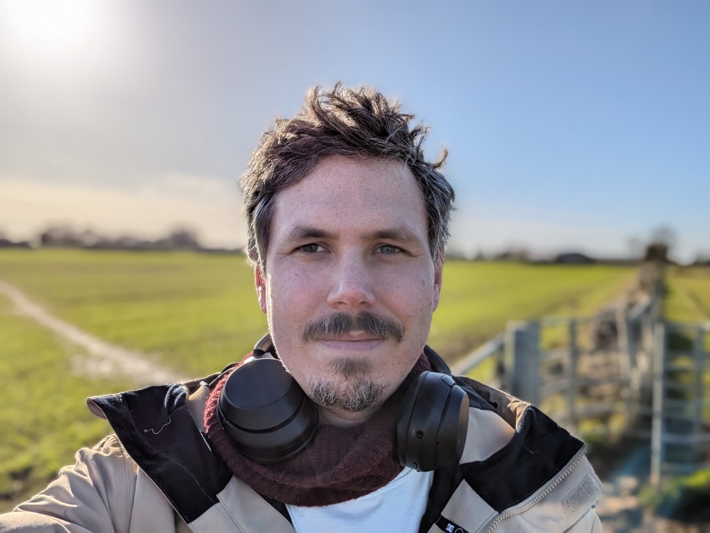 Google Pixel 8 Pro camera sample selfie outdoors
