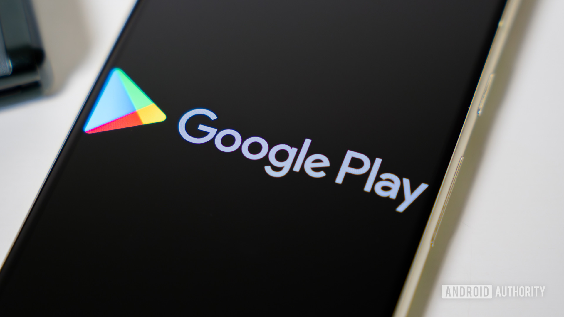 Logotipo de Google Play Store en la foto de stock del teléfono inteligente (2)