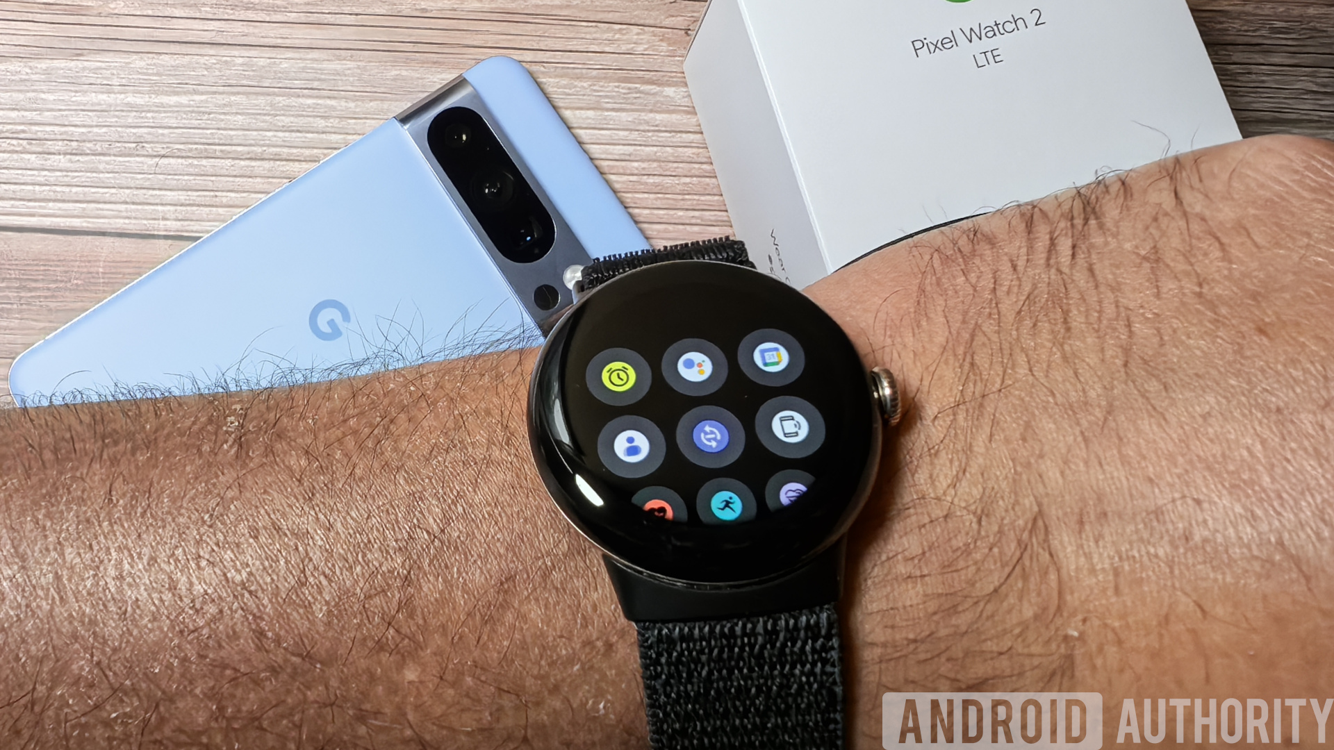 Pixel Watch 2 con vista de aplicación en cuadrícula