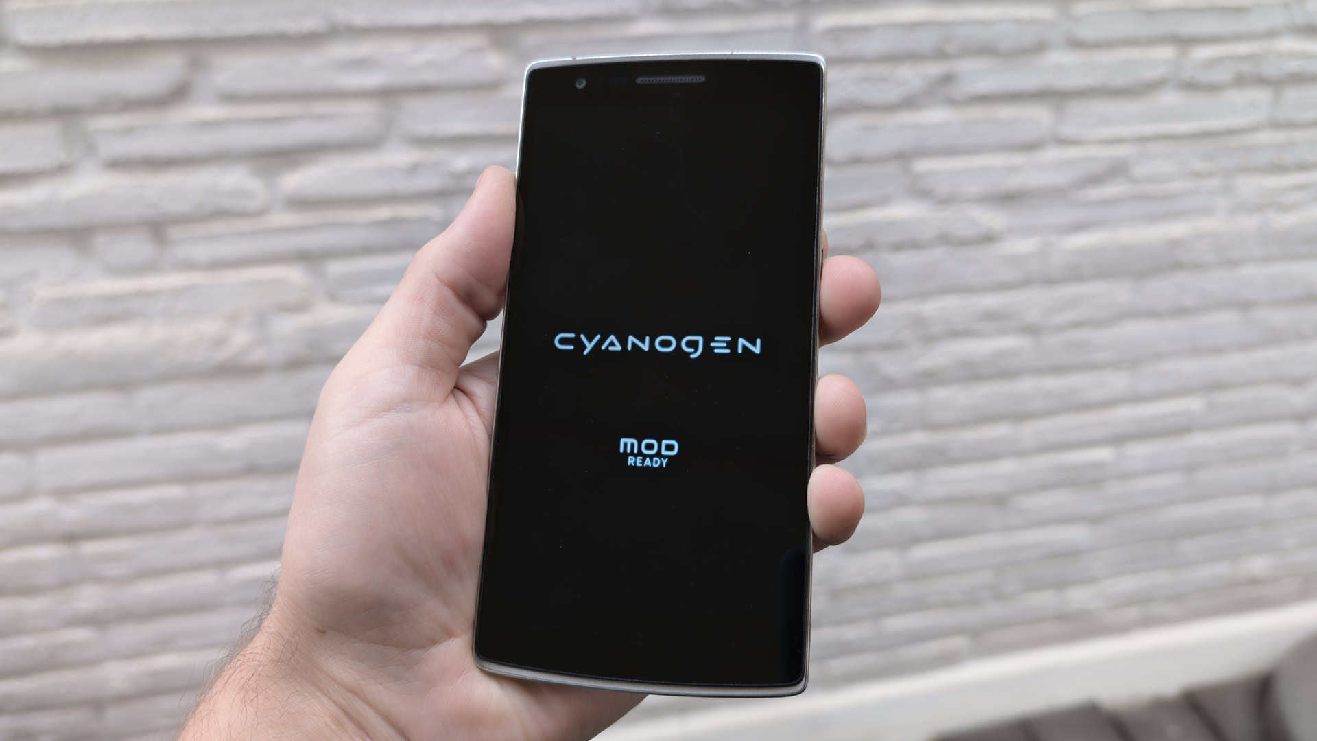 OnePlus One with Cyanogen Logo on Screen