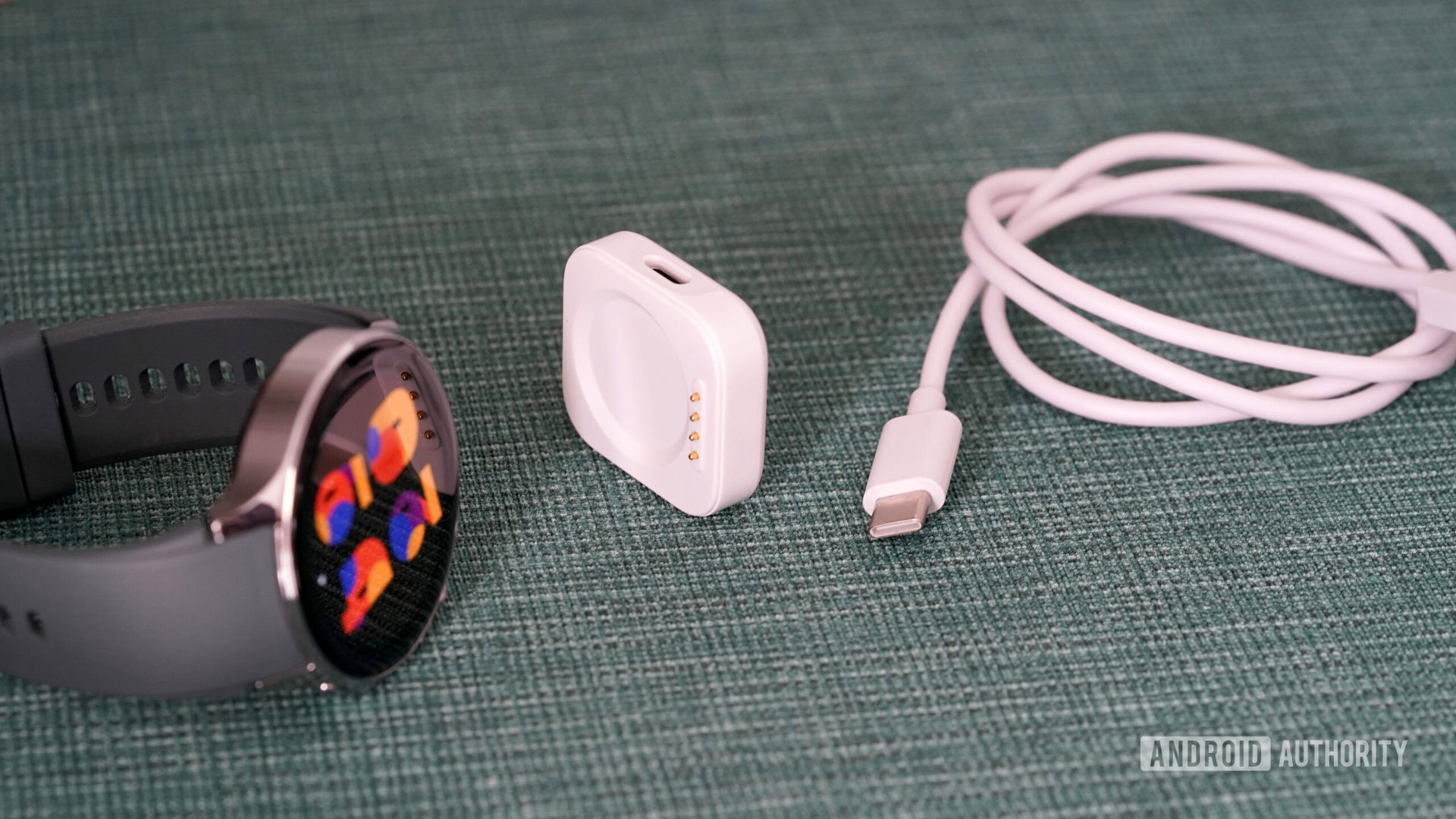 El cargador OnePlus Watch 2 cuenta con un cable USB-C extraíble.