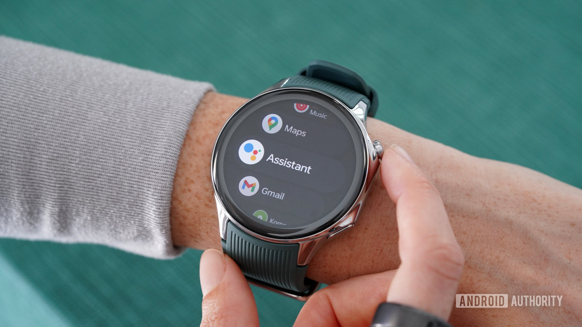 Um usuário analisa alguns dos aplicativos do Google disponíveis em seu OnePlus Watch 2.