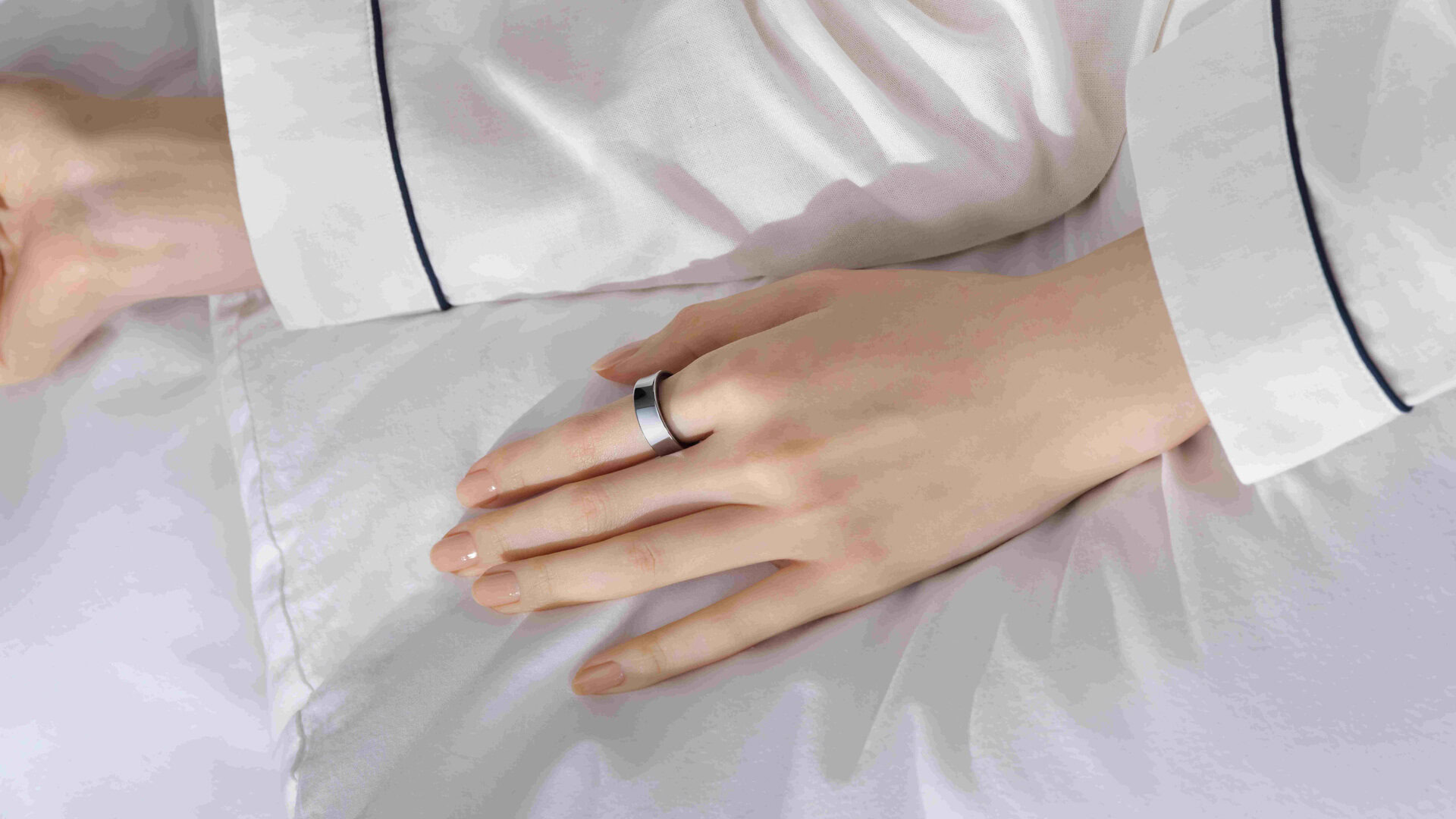 Samsung Galaxy Ring no dedo na cama Samsung Galaxy Ring no dedo na cama