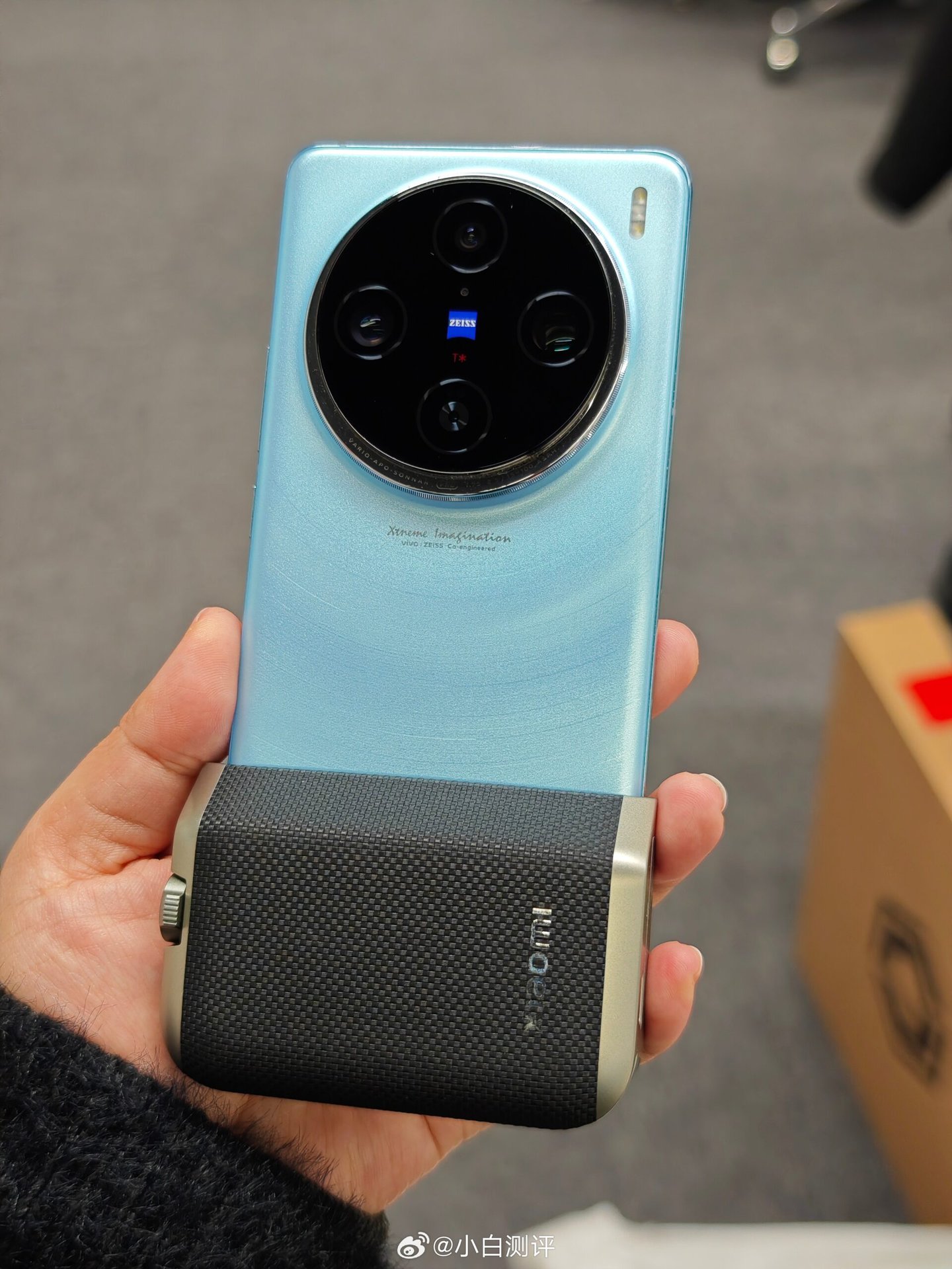 Xiaomi camera grip with Vivo X100 Pro