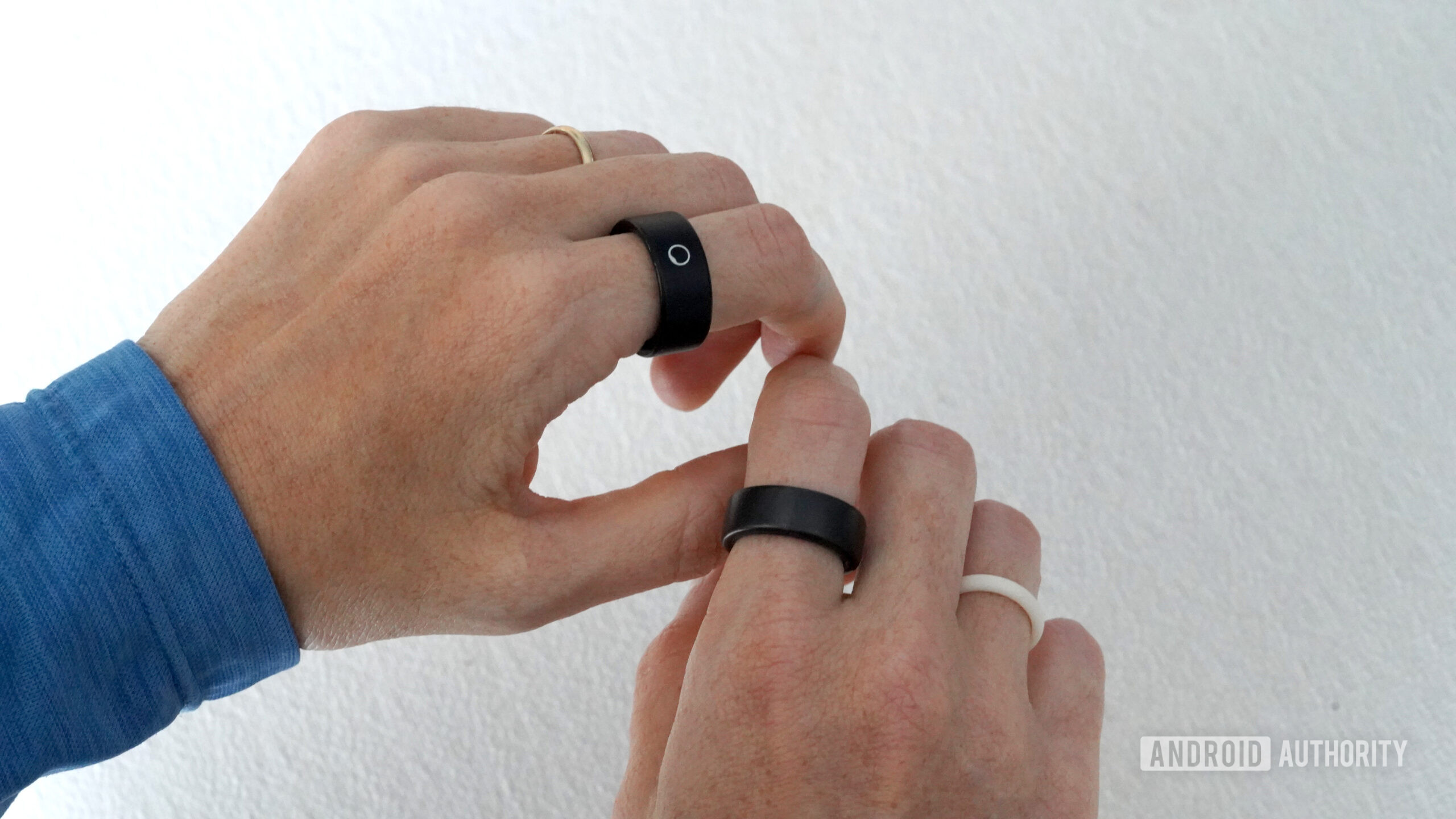 사용자는 한 손에는 Circular Ring Slim을 착용하고 다른 손에는 Oura Ring 3을 착용합니다.
