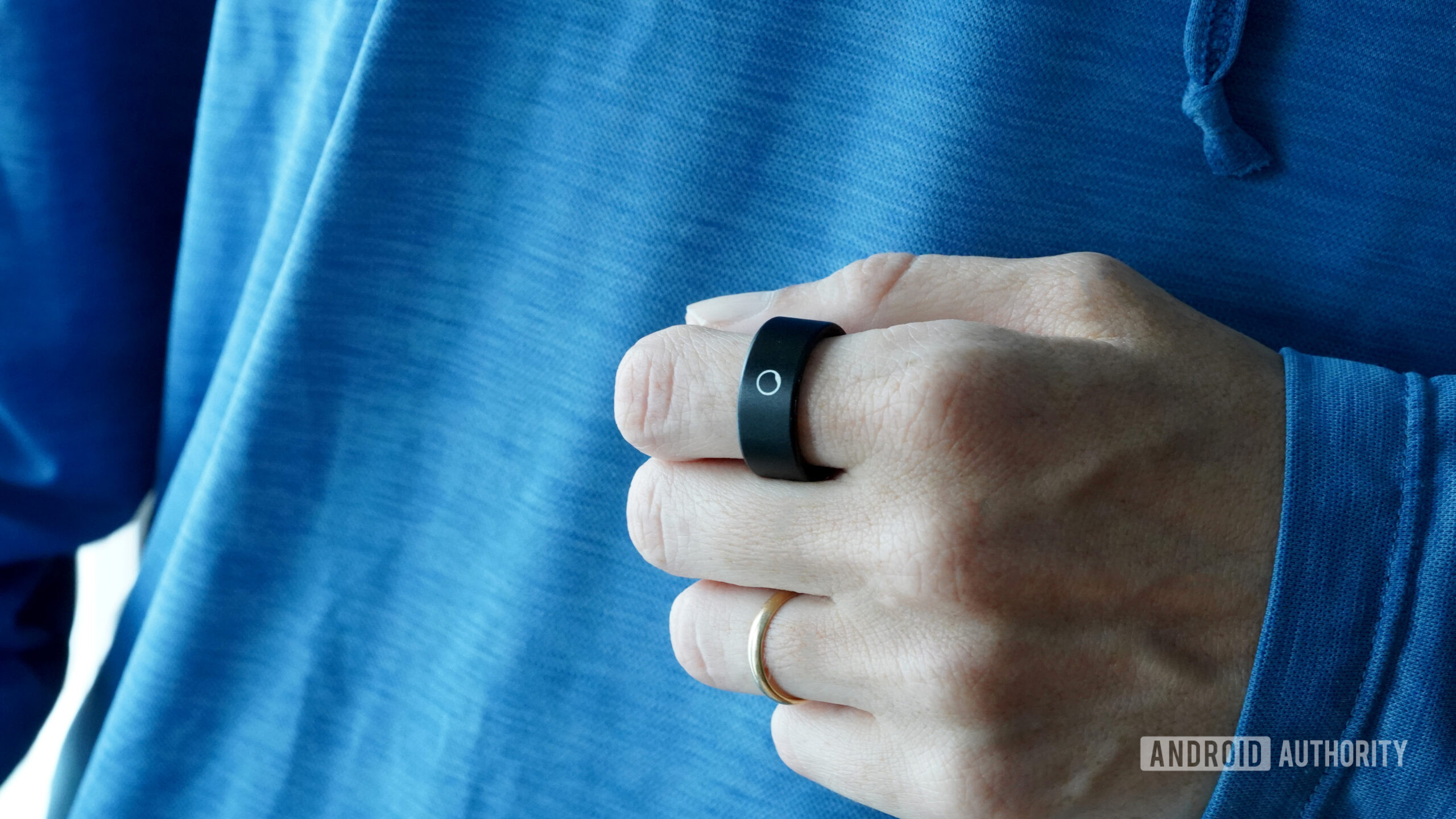 A user wears a Circular Ring Slim on their index finger.
