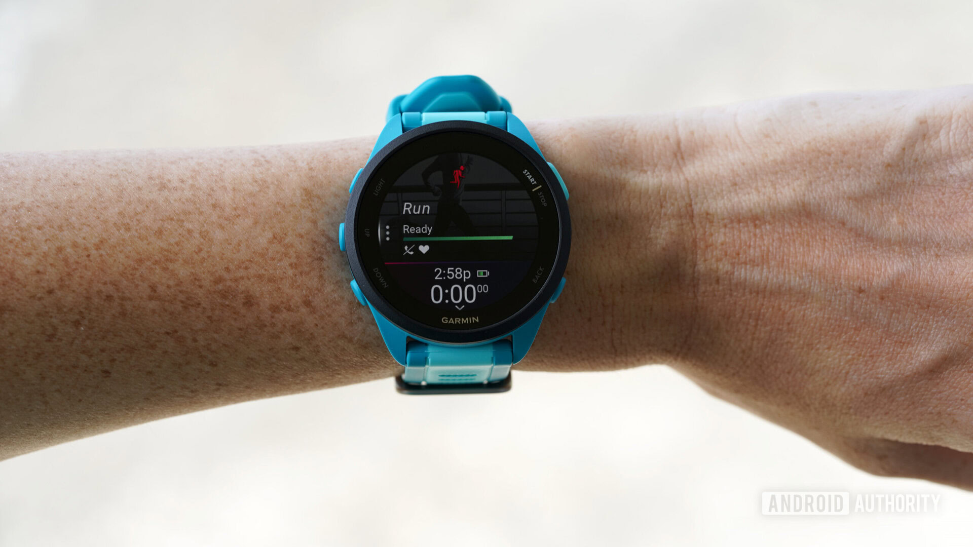 Um Garmin Forerunner 165 inicia uma corrida em seu dispositivo.