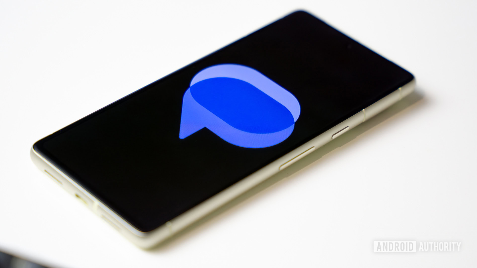 Logotipo de Google Messages en un teléfono inteligente sobre una mesa (2)