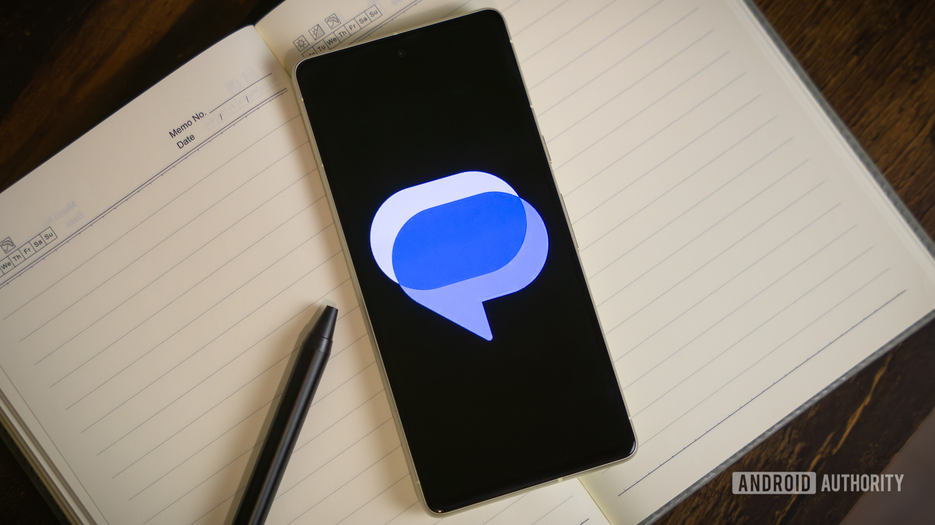 Logotipo de Google Messages en un teléfono inteligente sobre una mesa (4)