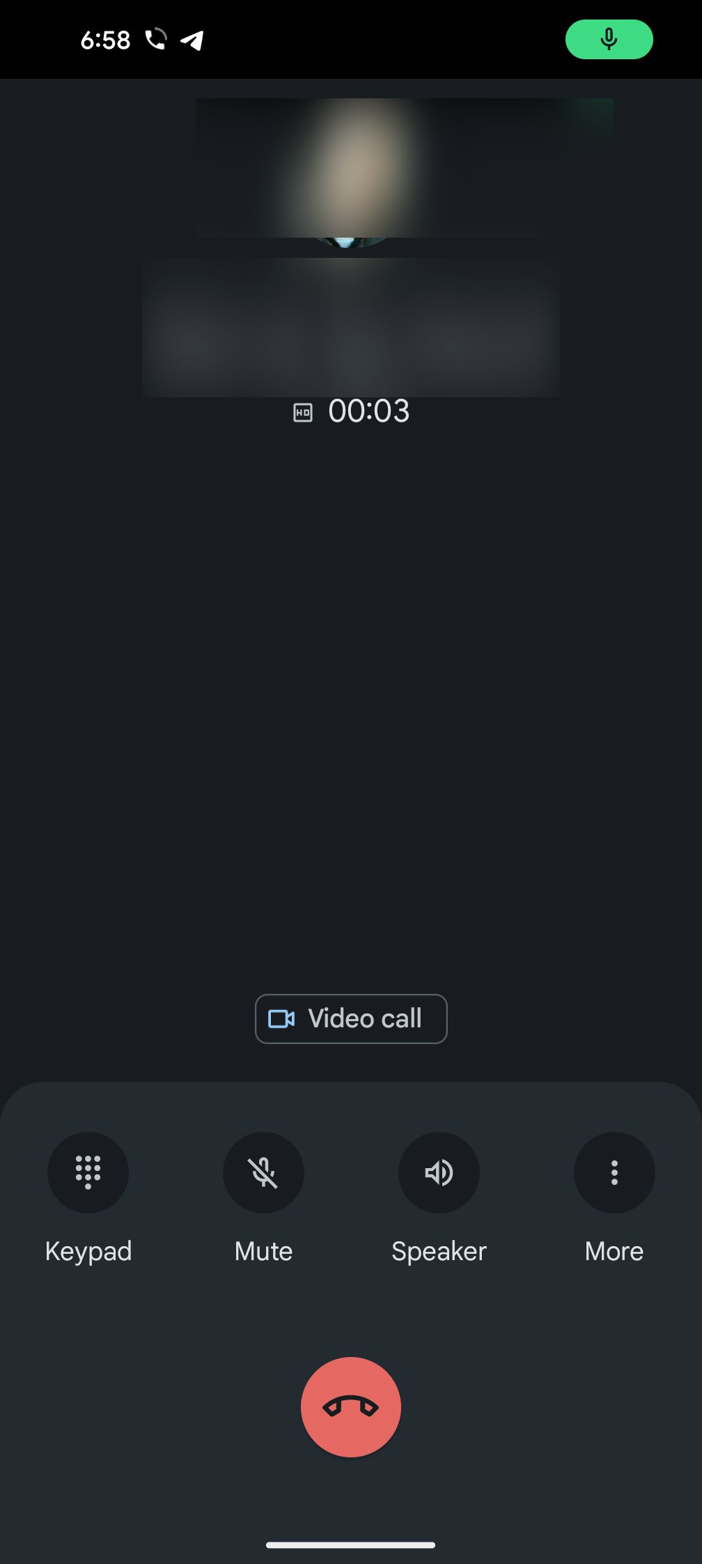 Aplikacja Google Phone wyświetlająca przycisk połączenia wideo podczas połączenia głosowego
