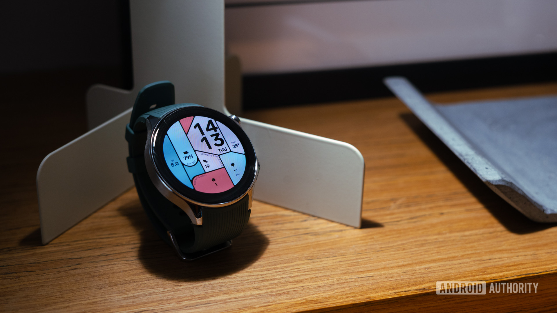 OnePlus Watch 2 muestra la esfera del reloj en un estante