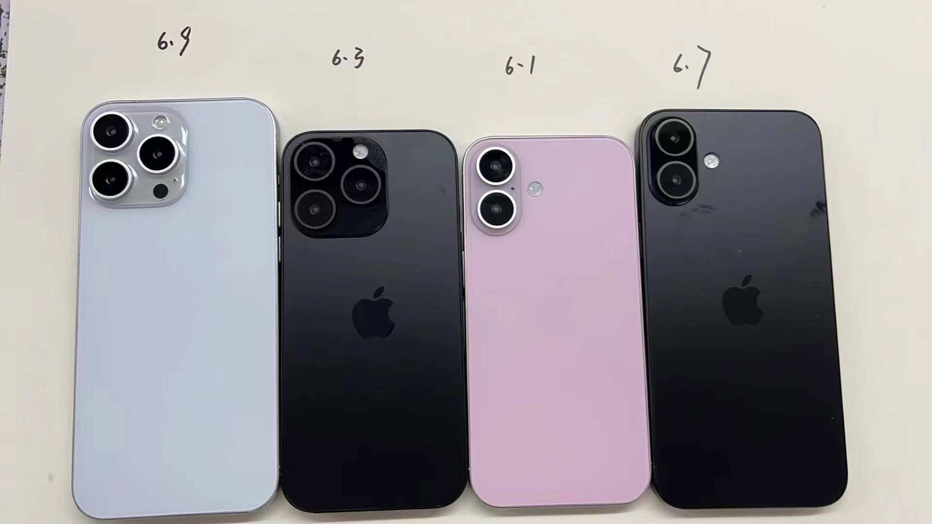 Modelos ficticios de iPhone 16 uno al lado del otro