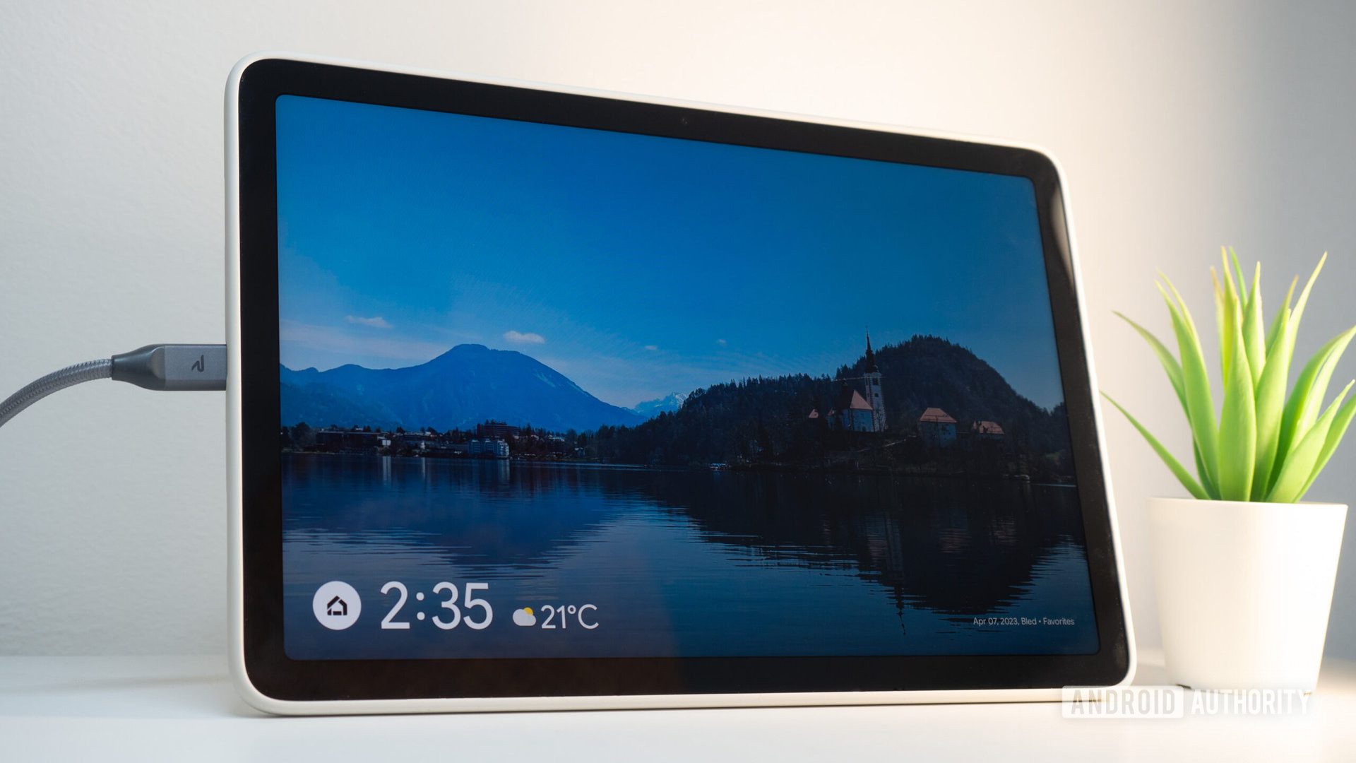 Android 15 will let you add widgets to the lock screen, but only on tablets