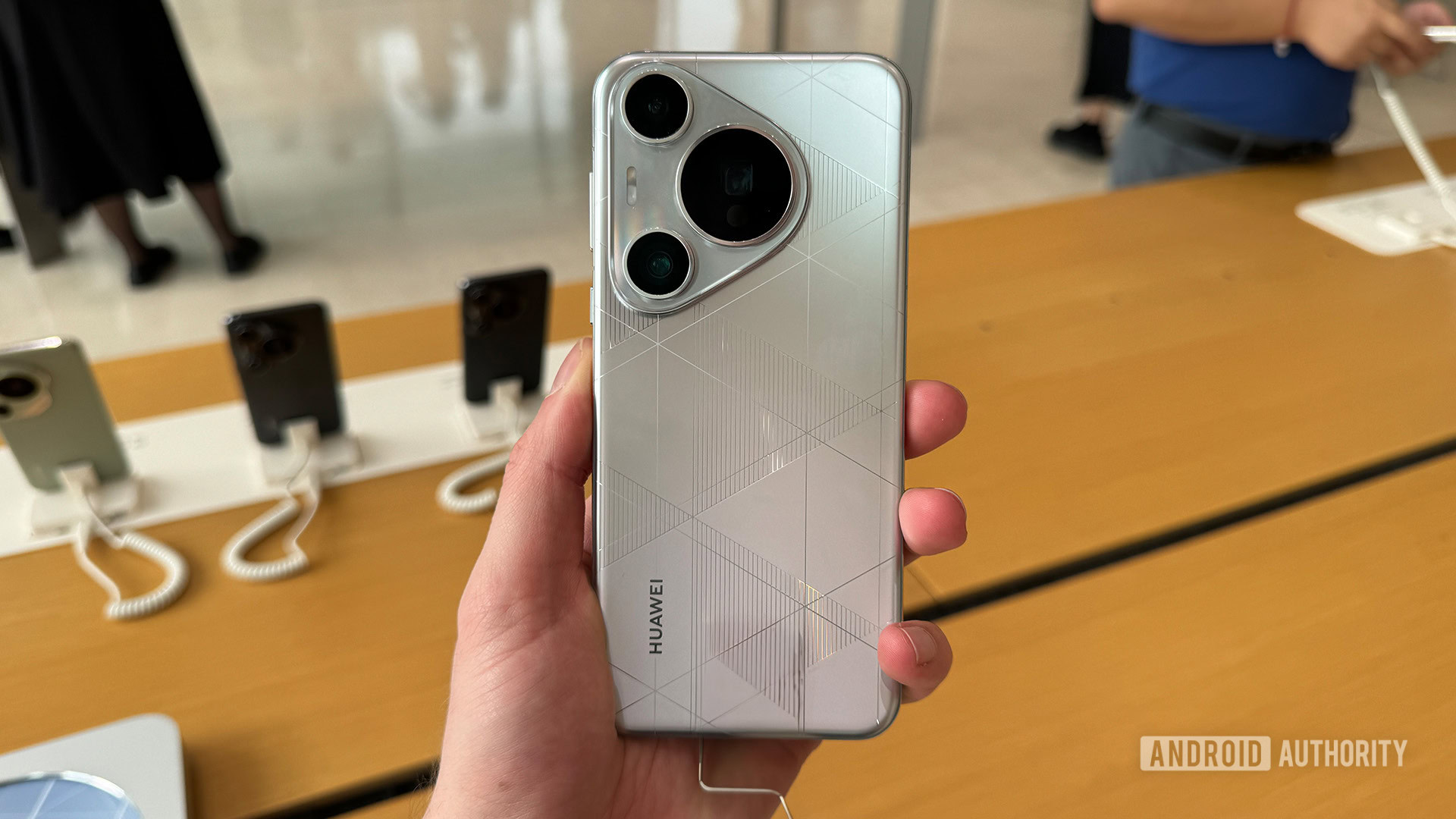 El HUAWEI Pura 70 Pro en la mano.