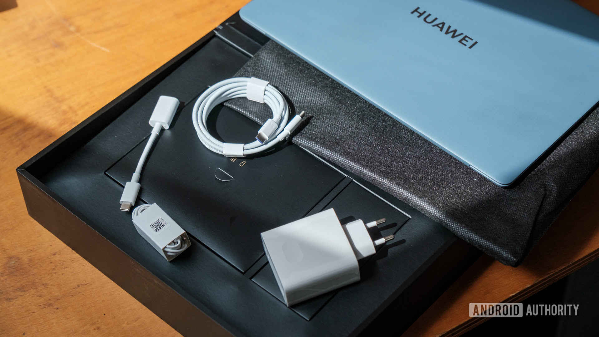 Zawartość pudełka Huawei MateBook X Pro 2024