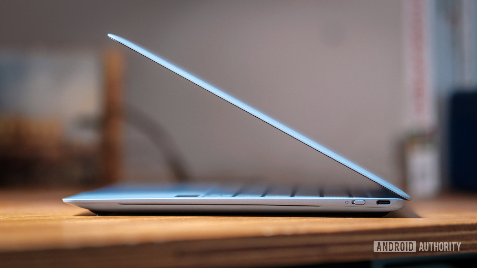 Huawei MateBook X Pro 2024 thin side profile